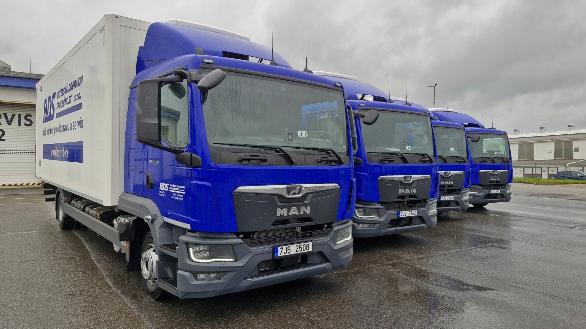 Modré MAN tahače v řadě